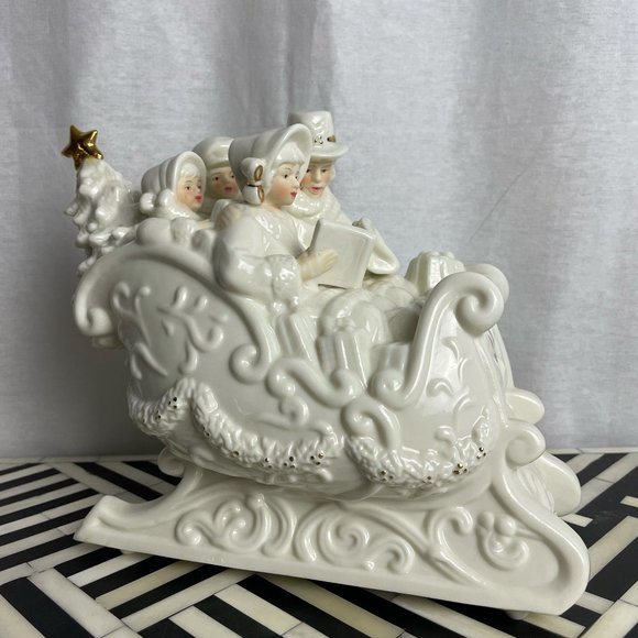 Vintage music box sculpted in a sleigh with caroling family - Picture 2 of 16